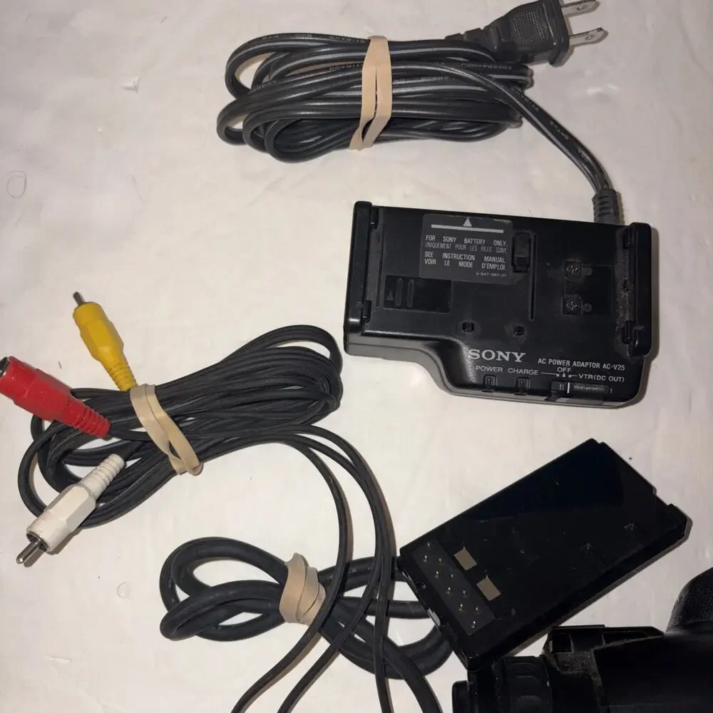 Sony CCD-FX630 Video8 HandyCam Camcorder Video Camera Untested Powers On Acc Inc